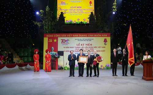 Liên đoàn Xiếc Việt Nam nhận Huân chương Lao động hạng Nhất