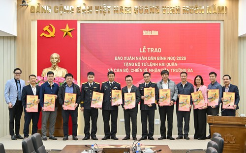 Thắm đượm tình quân dân qua những tờ báo Xuân tặng các chiến sĩ biên giới, hải đảo