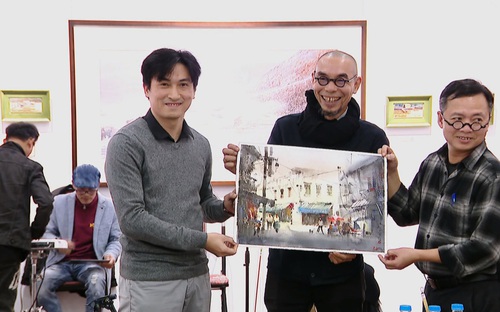Màn trình diễn vẽ tranh đặc sắc tại triển lãm “Chuyện màu nước”