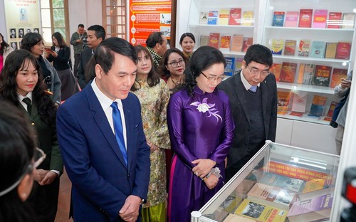 Trưng bày gần 800 tư liệu quý về Đảng Cộng sản Việt Nam qua các kỳ Đại hội