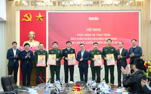 Báo Nhân Dân trao 40 nghìn số Xuân Bính Ngọ tặng cán bộ, chiến sĩ biên giới, hải đảo