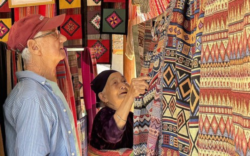 Làng dệt thổ cẩm Lặn Ngoài chuyển mình từ Nghị quyết 57