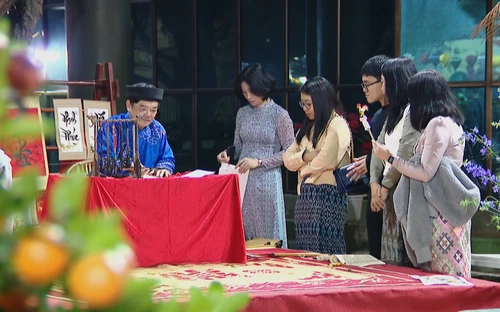 Khách nước ngoài thích thú trải nghiệm Tết Việt truyền thống tại Hội Xuân Bính Ngọ