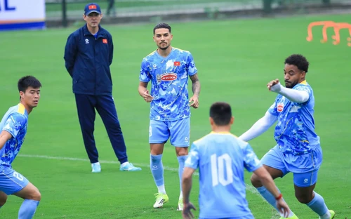 Hoàng Hên: Áo đội tuyển Việt Nam rất đẹp, tôi rất tự hào