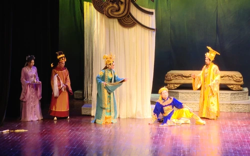 Đoàn nghệ thuật Vàm Cỏ ghi dấu ấn với cải lương ‘Đế đô sóng cả’ trong hành trình Bắc tiến