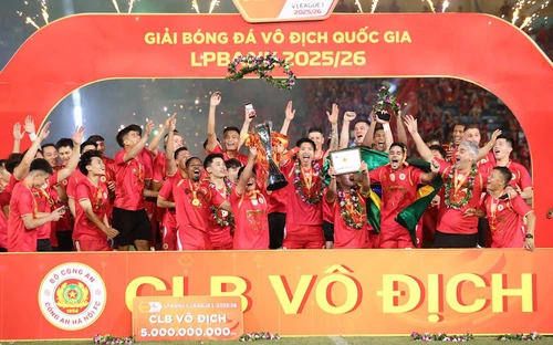 CLB Công an Hà Nội nâng cúp vô địch LPBank V.League 2025/2026