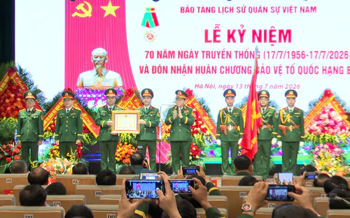 Bảo tàng Lịch sử Quân sự Việt Nam đón nhận Huân chương Bảo vệ Tổ quốc hạng Ba