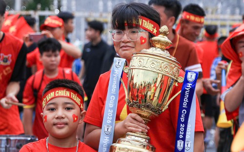 ASEAN Cup 2026: Người hâm mộ sẵn sàng đội mưa đồng hành cùng đội tuyển Việt Nam giành vé vào chung kết
