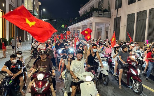 Người hâm mộ trắng đêm 'đi bão' ăn mừng tuyển Việt Nam lập nên cột mốc lịch sử ở ASEAN Cup 