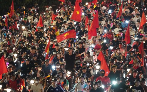 ASEAN Cup 2026: Người dân Hà Nội đổ ra đường ăn mừng chiến thắng của đội tuyển Việt Nam
