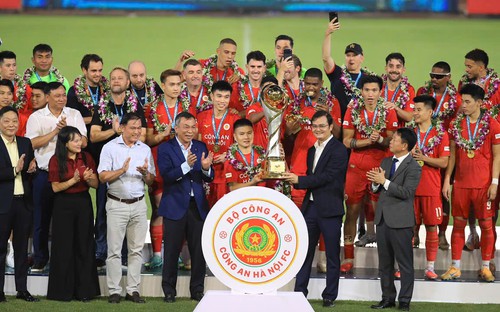 Đình Bắc, Quang Hải cùng CLB Công an Hà Nội giành danh hiệu đầu tiên của mùa giải mới