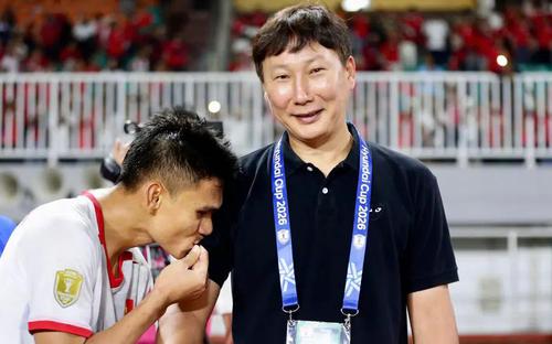 ASEAN Cup 2026: Bí mật về chiếc áo đen may mắn của HLV Kim Sang Sik 