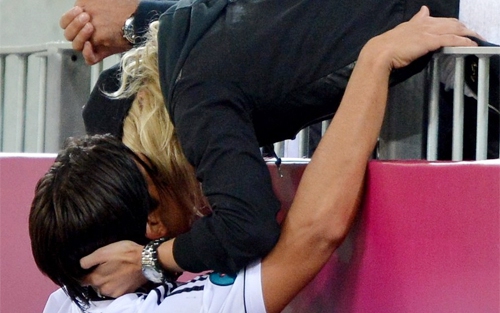 Khedira ăn mừng bàn thắng bằng nụ hôn “khốn khổ”
