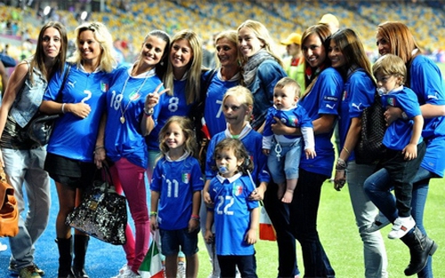 WAGs Italia đại náo mặt sân Olympic