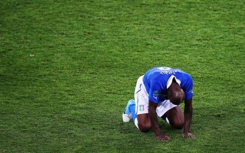 Balotelli và Pirlo khóc nức nở ngày bại trận