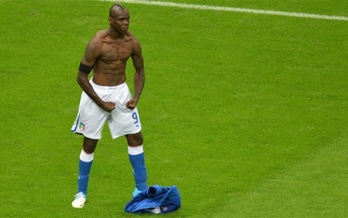 Màn ăn mừng cực dị của Balotelli tái hiện ở Nhật Bản