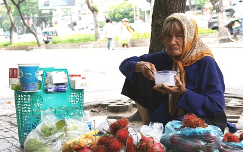 Tình người trên vỉa hè Hà Nội