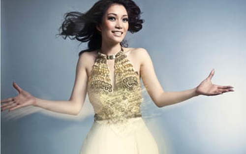 VIDEO: Phạm Thu Hà lần đầu chạm ngõ Cống hiến