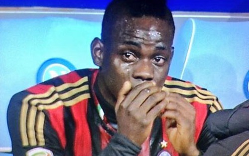 Vì sao Balotelli khóc?