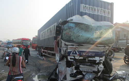 Xe khách và xe container tông trực diện, 7 người bị thương