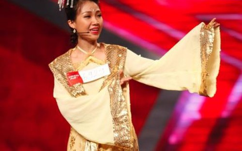 Hoài Linh bị ‘mê hoặc’ bởi cô giáo hát 4 thứ tiếng...