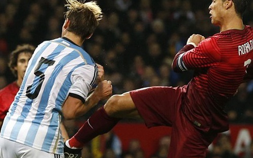 VIDEO: Ronaldo áy náy vì cho đối thủ 'đo sân'