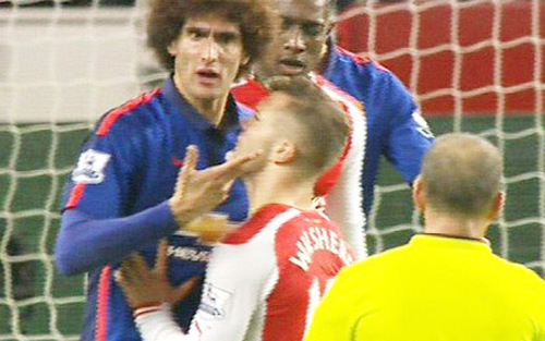 Húc đầu vào Fellaini, Wilshere may mắn không bị đuổi