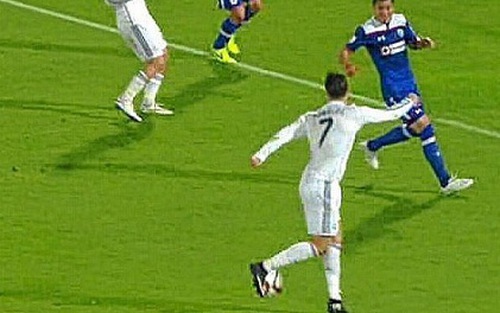 Ronaldo suýt ghi bàn với cú Rabona ngẫu hứng