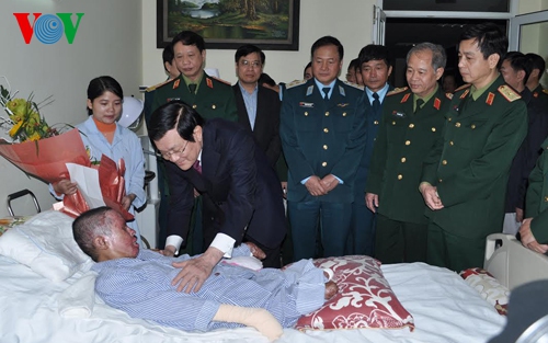 Chủ tịch nước thăm quân nhân bị nạn trong vụ tai nạn máy bay