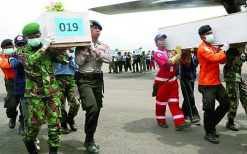 Tìm kiếm nạn nhân và máy bay QZ 8501 - Ngày thứ 8: Tìm thấy 34 thi thể, nhận dạng 9 người