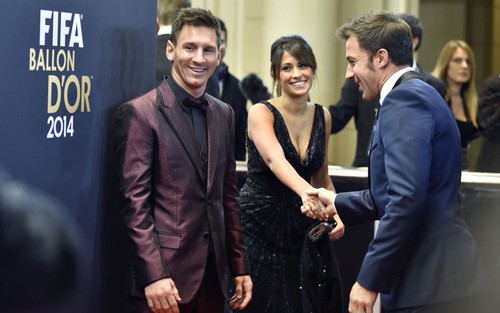 CHÙM ẢNH Trên thảm đỏ Gala Quả bóng Vàng 2014: Vợ Messi mặc đồ gợi cảm, che mờ... chồng