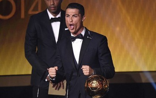 Ronaldo giải thích màn ăn mừng khó hiểu ở Gala Quả bóng vàng