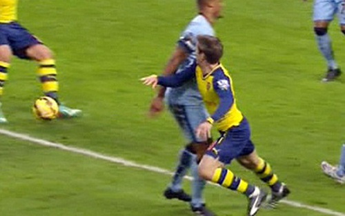 Man City tố Monreal ăn vạ để kiếm penalty cho Arsenal