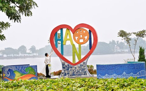 Chùm ảnh 'Trái tim Tình yêu Hà Nội' bên hồ Trúc Bạch