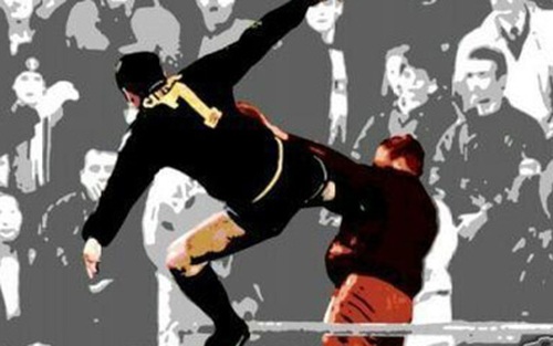Nạn nhân cú đá kung-fu của Cantona: Mất việc, bị vợ bỏ, gia đình quay lưng, CLB cấm đến sân