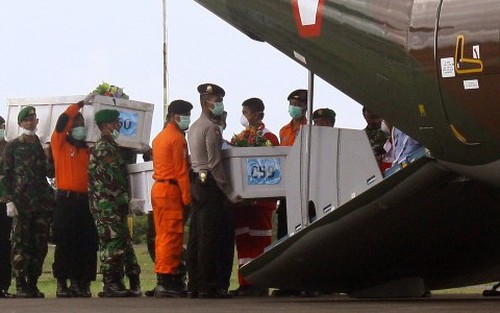 Tìm thêm một số thi thể trong vụ máy bay AirAsia gặp nạn