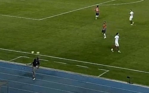 Jurgen Klinsmann khiến học trò lác mắt với pha đánh gót 2 quả bóng cùng lúc
