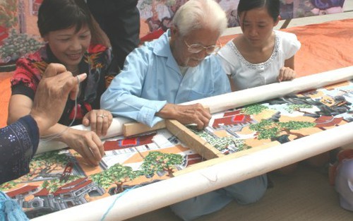 Tranh thêu 1,7 tấn trong cảnh 'phủ bạt buộc thừng'!