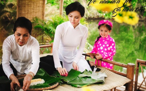 Người mẫu Trà Giang gói bánh tét cùng mẹ