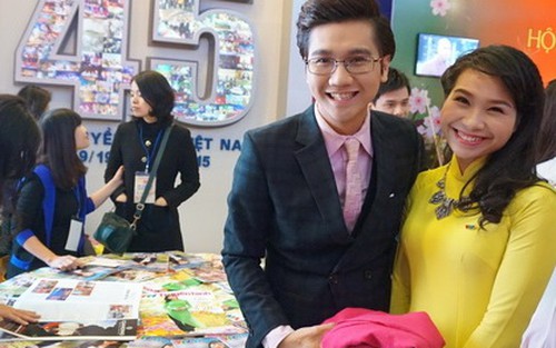 Tổng Bí thư Nguyễn Phú Trọng đánh trống khai Hội Báo Xuân toàn quốc 2015
