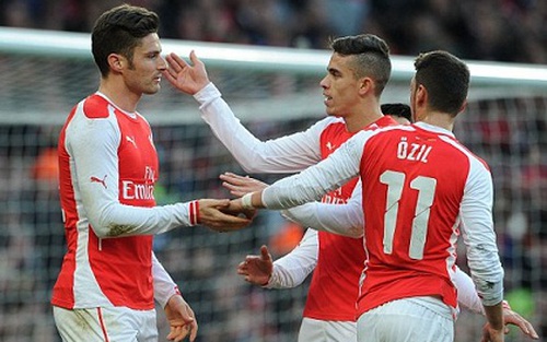 Toàn bộ cầu thủ Arsenal tham gia vào bàn mở tỉ số của Giroud