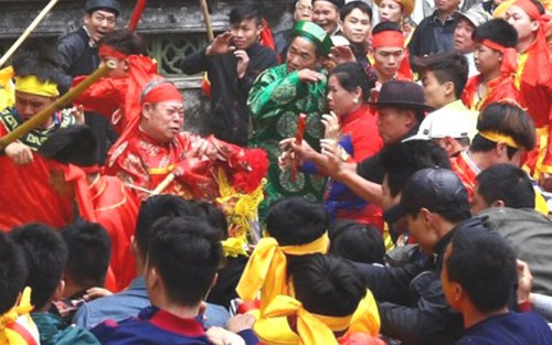 'Hỗn chiến' cướp hoa tre tại Hội Gióng