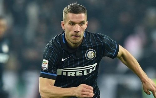 VIDEO: Quả đá phạt góc tệ chưa từng thấy của Lukas Podolski