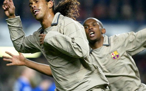 VIDEO: Tròn 10 năm cú lắc hông ảo diệu của Ronaldinho làm tung lưới Chelsea