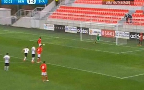 Sao trẻ Benfica gây cười với cú Panenka siêu tệ