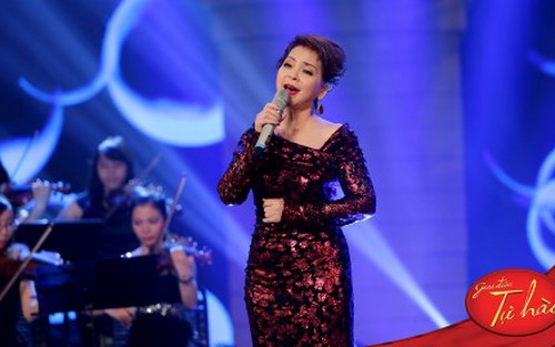 Ái Vân lần đầu trình diễn trên sân khấu 'Giai điệu tự hào'