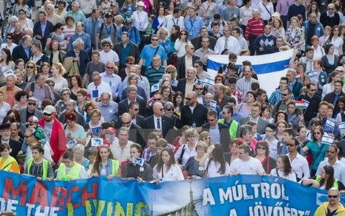 Hungary: 1 vạn người tuần hành tưởng niệm nạn nhân vụ tàn sát người Do Thái