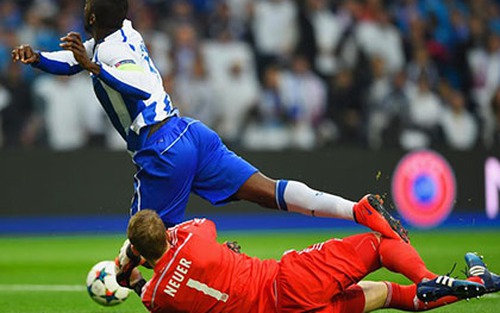 Lẽ ra, Manuel Neuer phải nhận thẻ đỏ ngay phút thứ 2