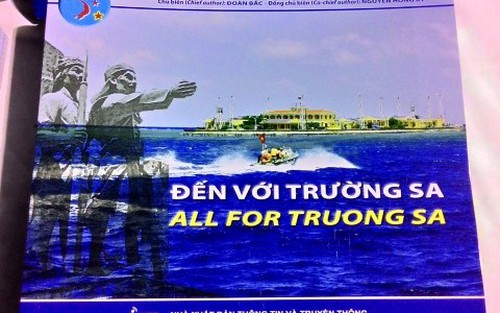 Ra mắt sách ảnh song ngữ 'Đến với Trường Sa'