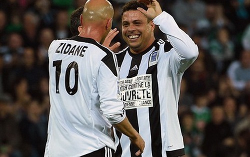 Ronaldo, Zidane & Những người bạn thua Các ngôi sao Saint Etienne trong 'cơn mưa' bàn thắng